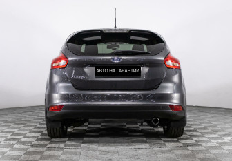 Подержанный автомобиль Ford Focus Hatchback 2015 года (4 фото)