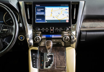 Подержанный автомобиль Toyota Alphard 2021 года (18 фото)