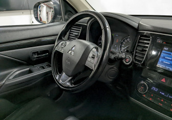 Подержанный автомобиль Mitsubishi Outlander 2016 года (22 фото)