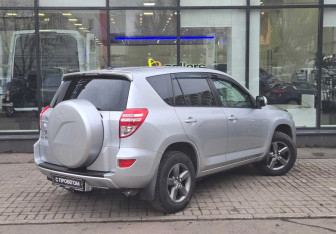 Подержанный автомобиль Toyota RAV4 2011 года (8 фото)