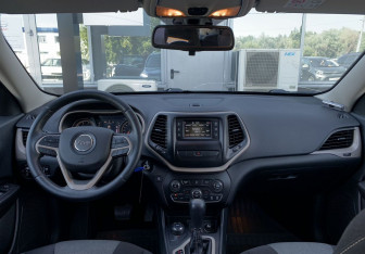 Подержанный автомобиль Jeep Cherokee 2014 года (11 фото)
