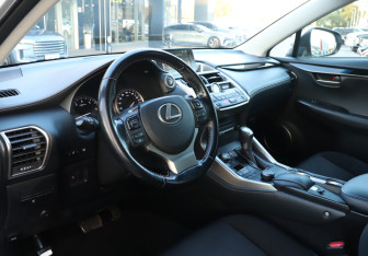 Подержанный автомобиль Lexus NX 2015 года (13 фото)