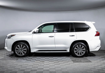 Подержанный автомобиль Lexus LX 2017 года (8 фото)