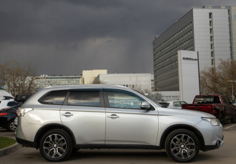 Подержанный автомобиль Mitsubishi Outlander 2014 года (3 фото)