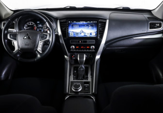 Подержанный автомобиль Mitsubishi Pajero Sport 2020 года (14 фото)