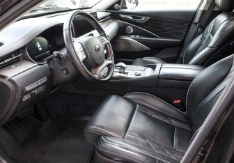 Подержанный автомобиль Kia K900 2019 года (17 фото)