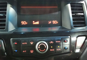 Подержанный автомобиль Nissan Pathfinder 2016 года (12 фото)