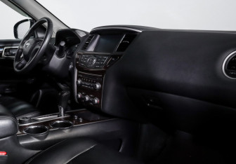 Подержанный автомобиль Nissan Pathfinder 2015 года (9 фото)