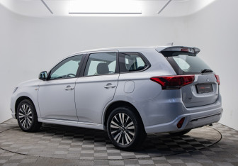 Подержанный автомобиль Mitsubishi Outlander 2022 года (3 фото)
