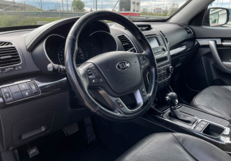 Подержанный автомобиль Kia Sorento 2017 года (13 фото)