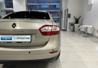Подержанный автомобиль Renault Fluence 2014 года (10 фото)