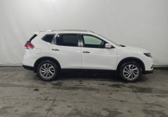 Подержанный автомобиль Nissan X-Trail 2015 года (8 фото)