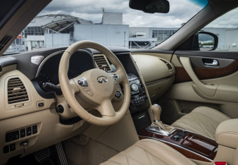 Подержанный автомобиль Infiniti QX70 2014 года (9 фото)