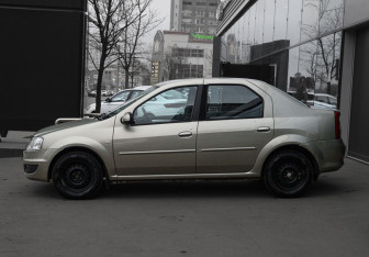 Подержанный автомобиль Renault Logan Sedan 2011 года (8 фото)