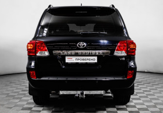 Подержанный автомобиль Toyota Land Cruiser Suv 2013 года (6 фото)