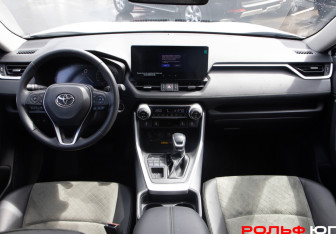 Подержанный автомобиль Toyota RAV4 2024 года (11 фото)