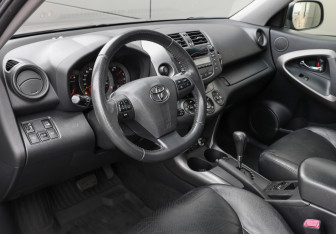 Подержанный автомобиль Toyota RAV4 2012 года (15 фото)