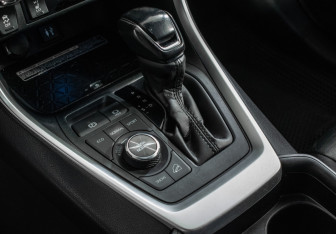 Подержанный автомобиль Toyota RAV4 2020 года (14 фото)