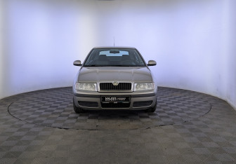 Подержанный автомобиль Skoda Octavia Liftback 2010 года (2 фото)