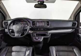 Подержанный автомобиль Peugeot Traveller 2020 года (13 фото)