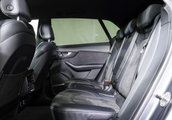 Подержанный автомобиль Audi Q8 2019 года (12 фото)