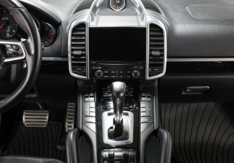 Подержанный автомобиль Porsche Cayenne 2016 года (15 фото)