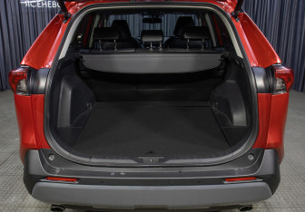 Подержанный автомобиль Toyota RAV4 2021 года (10 фото)