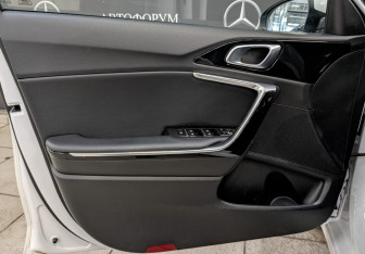 Подержанный автомобиль Kia Ceed Hatchback 2019 года (19 фото)