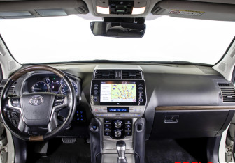 Подержанный автомобиль Toyota Land Cruiser Prado 2021 года (10 фото)