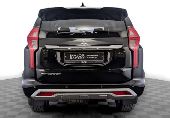 Подержанный автомобиль Mitsubishi Montero Sport 2023 года (6 фото)