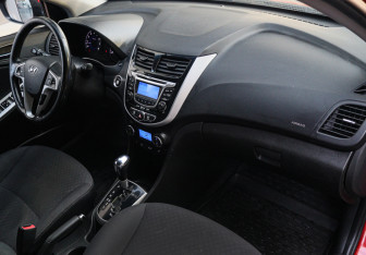 Подержанный автомобиль Hyundai Solaris Hatchback 2013 года (7 фото)