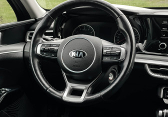 Подержанный автомобиль Kia K5 2020 года (14 фото)