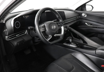 Подержанный автомобиль Hyundai Elantra Sedan 2024 года (9 фото)