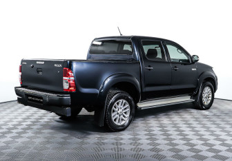 Подержанный автомобиль Toyota Hilux 2013 года (3 фото)