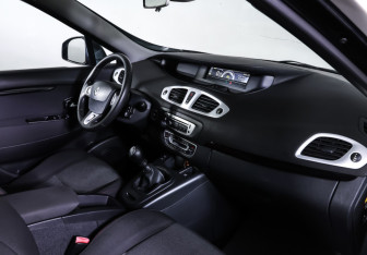 Подержанный автомобиль Renault Scenic 2012 года (11 фото)