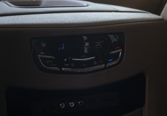 Подержанный автомобиль Cadillac Escalade Suv 2016 года (22 фото)