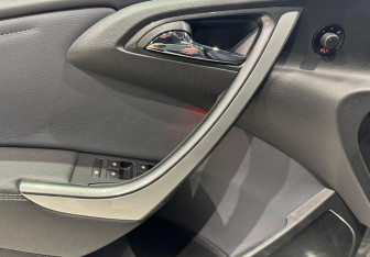 Подержанный автомобиль Opel Astra Hatchback 2013 года (13 фото)