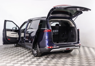 Подержанный автомобиль Kia Carnival 2021 года (13 фото)
