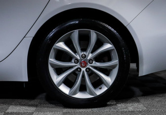 Подержанный автомобиль Jaguar XF Sedan 2018 года (15 фото)