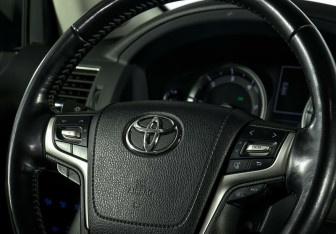Подержанный автомобиль Toyota Land Cruiser Suv 2019 года (10 фото)