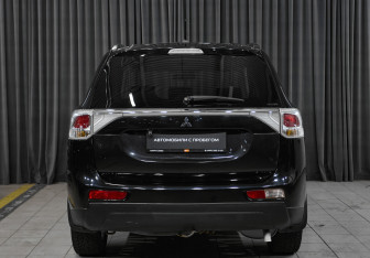 Подержанный автомобиль Mitsubishi Outlander 2013 года (5 фото)