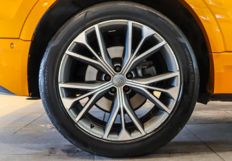 Подержанный автомобиль Audi Q8 2019 года (29 фото)