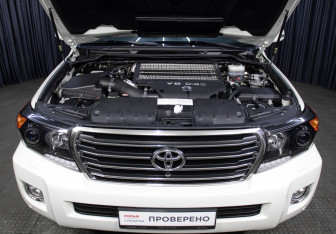 Подержанный автомобиль Toyota Land Cruiser Suv 2015 года (9 фото)
