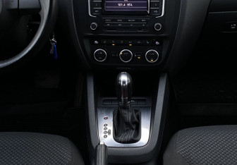 Подержанный автомобиль Volkswagen Jetta Sedan 2014 года (14 фото)