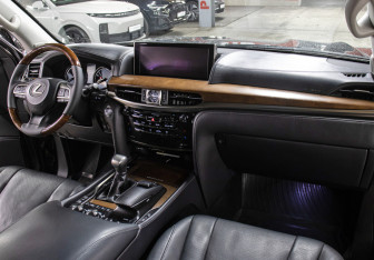 Подержанный автомобиль Lexus LX 2017 года (11 фото)