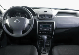 Подержанный автомобиль Nissan Terrano 2015 года (8 фото)