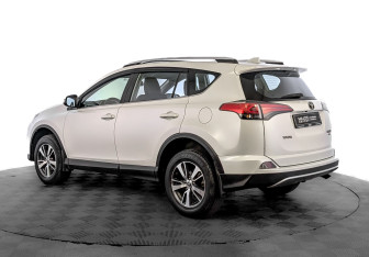Подержанный автомобиль Toyota RAV4 2017 года (8 фото)