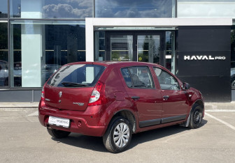 Подержанный автомобиль Renault Sandero 2011 года (5 фото)