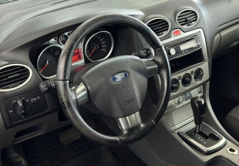Подержанный автомобиль Ford Focus Hatchback 2008 года (12 фото)