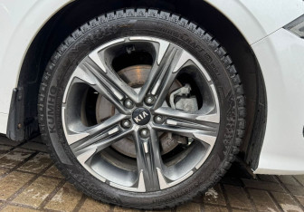 Подержанный автомобиль Kia K5 2020 года (14 фото)